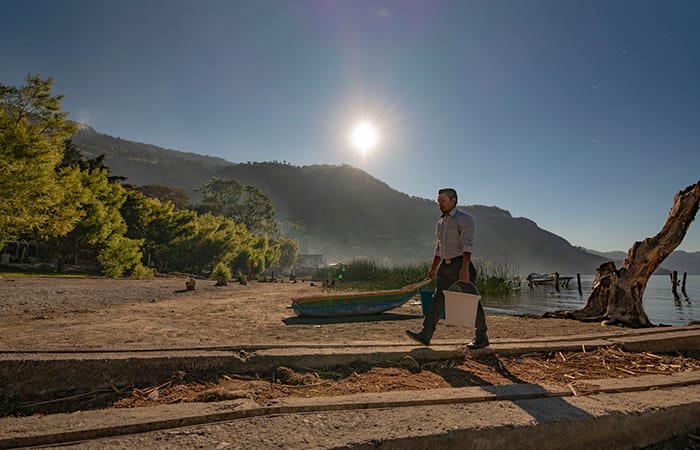 Service-staff-transport-of-containers